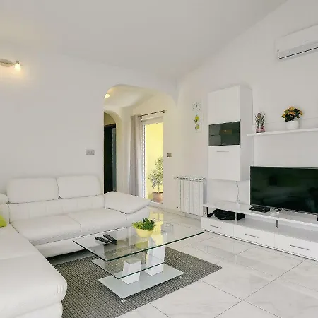 Apartment Martina Valtura
