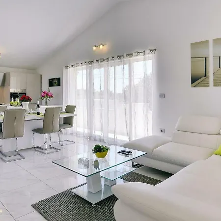 Apartment Martina Valtura